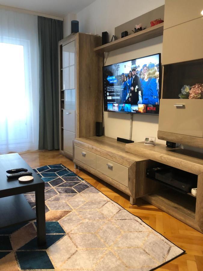Adrian Home, Central بلوييست المظهر الخارجي الصورة